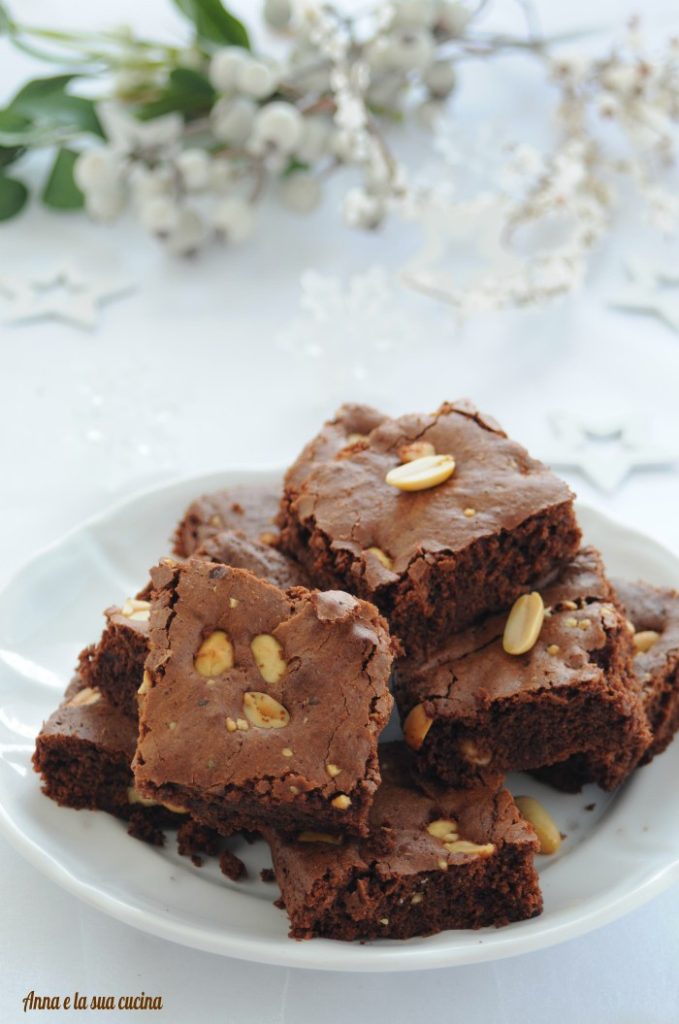 Brownies mit gerösteten und gesalzenen Erdnüssen