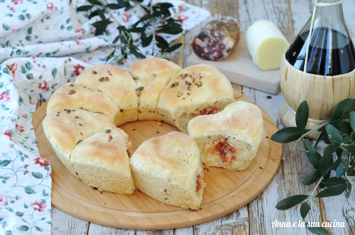 Kranz mit Wurstwaren und Käse