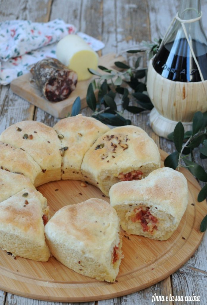 Kranz mit Wurstwaren und Käse