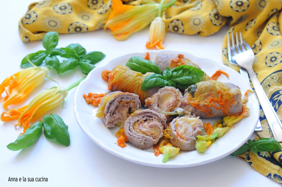 Kalbsrouladen mit Kürbisblüten in der Pfanne