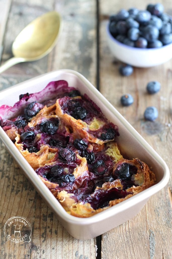 übrig gebliebene Croissants oder Brioches, halbiert und in Eiern mit Sahne und Blaubeeren gebacken