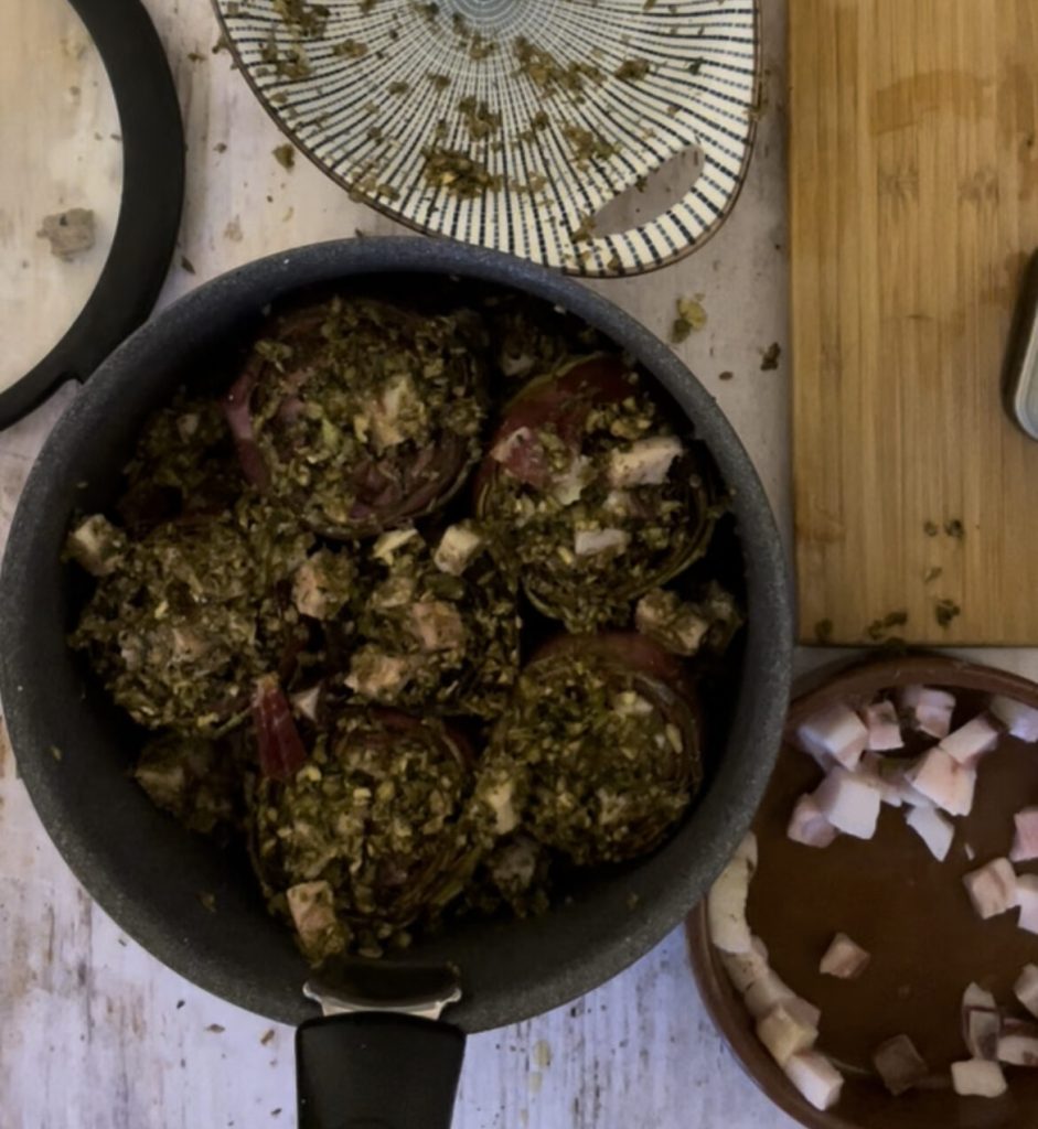 Aufrecht stehende Artischocken bereit zum Kochen