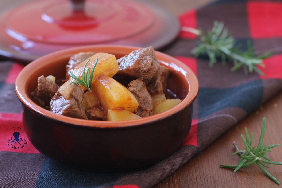 Eintopf mit Kartoffeln im gusseisernen Cocotte