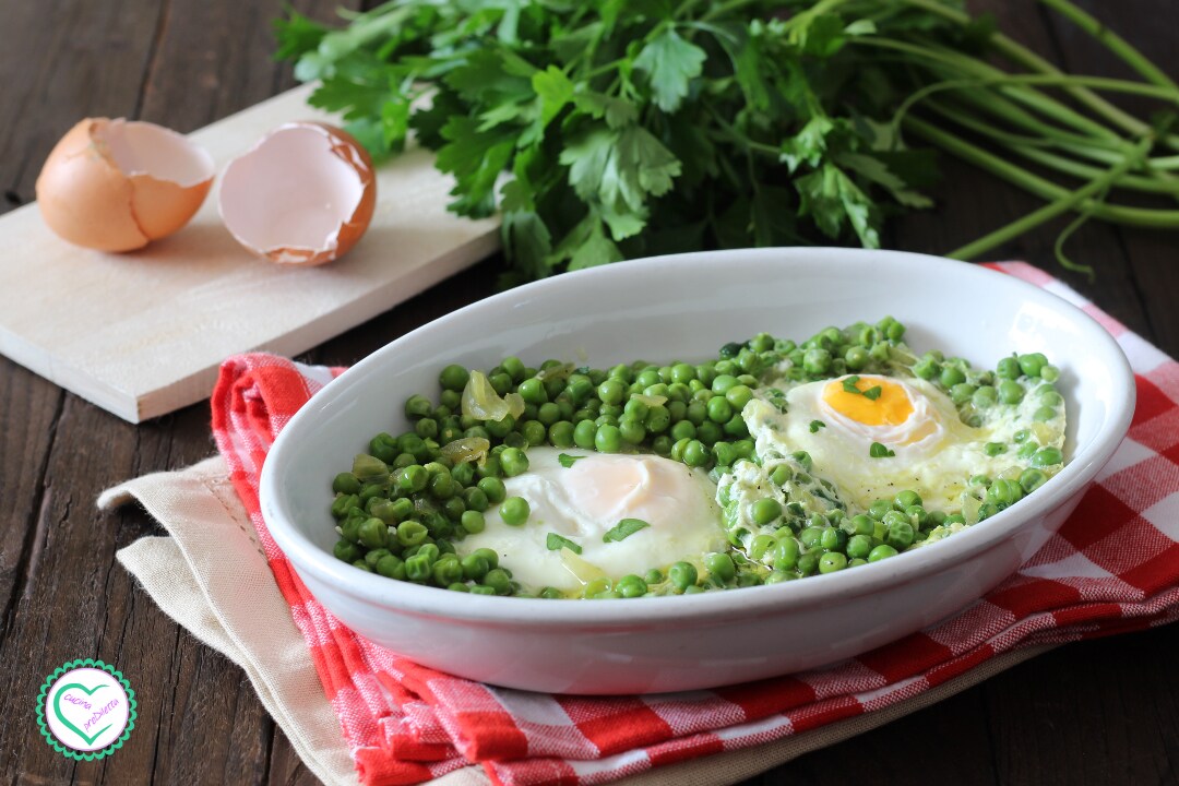 Eier mit Erbsen in Soße