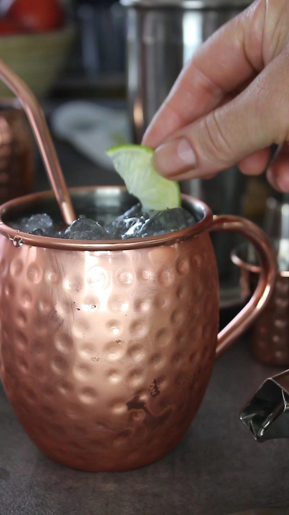 Eine Limettenscheibe und Moscow Mule