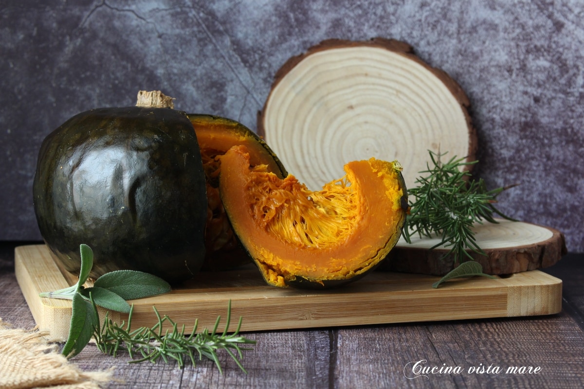 Einen ganzen Kürbis im Ofen backen