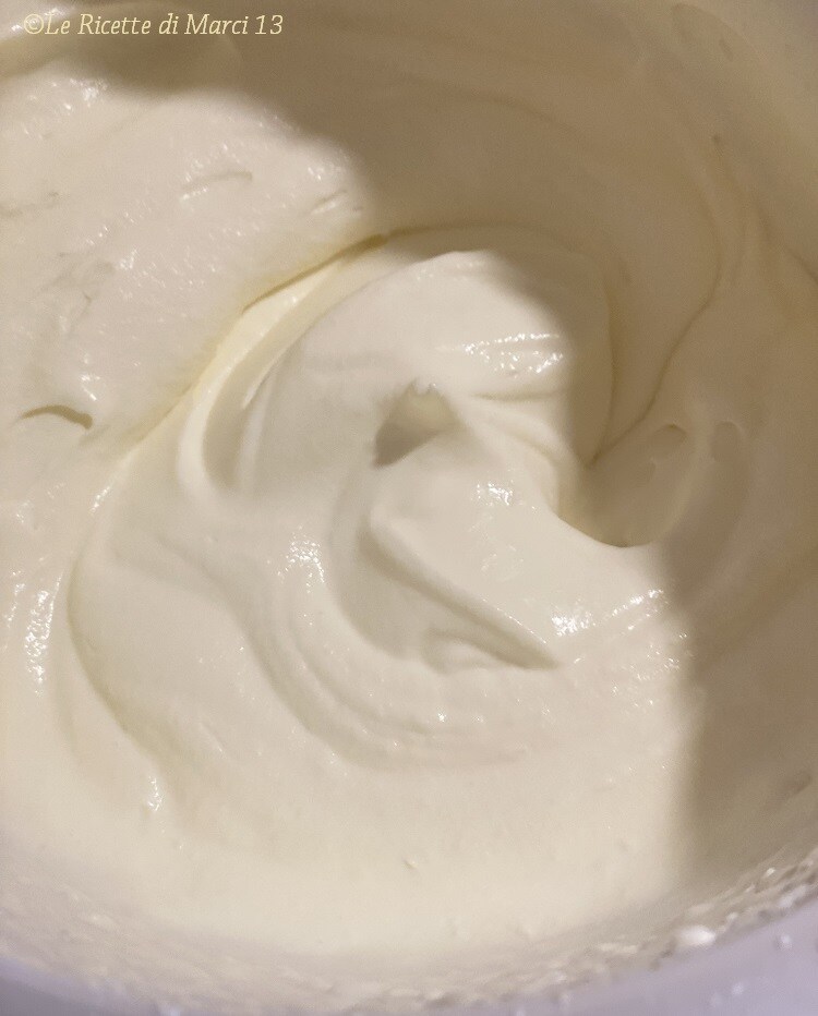 Einfaches Baiser-Rolle mit Sahne und Beeren Creme