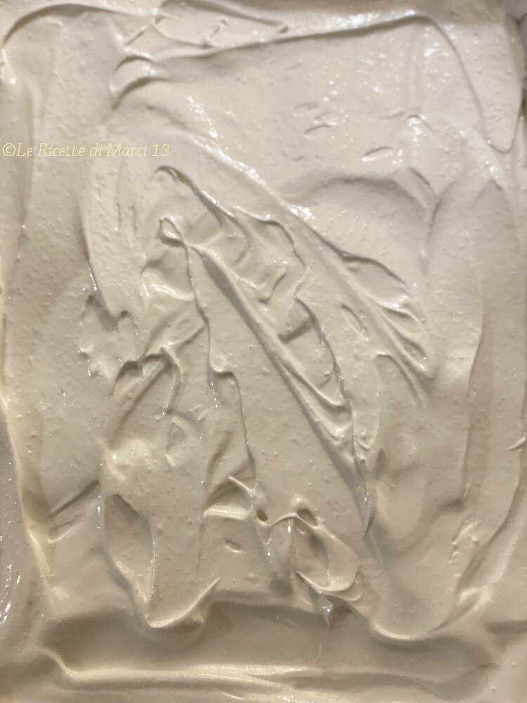 Einfaches Baiser-Rolle mit Sahne und Beeren