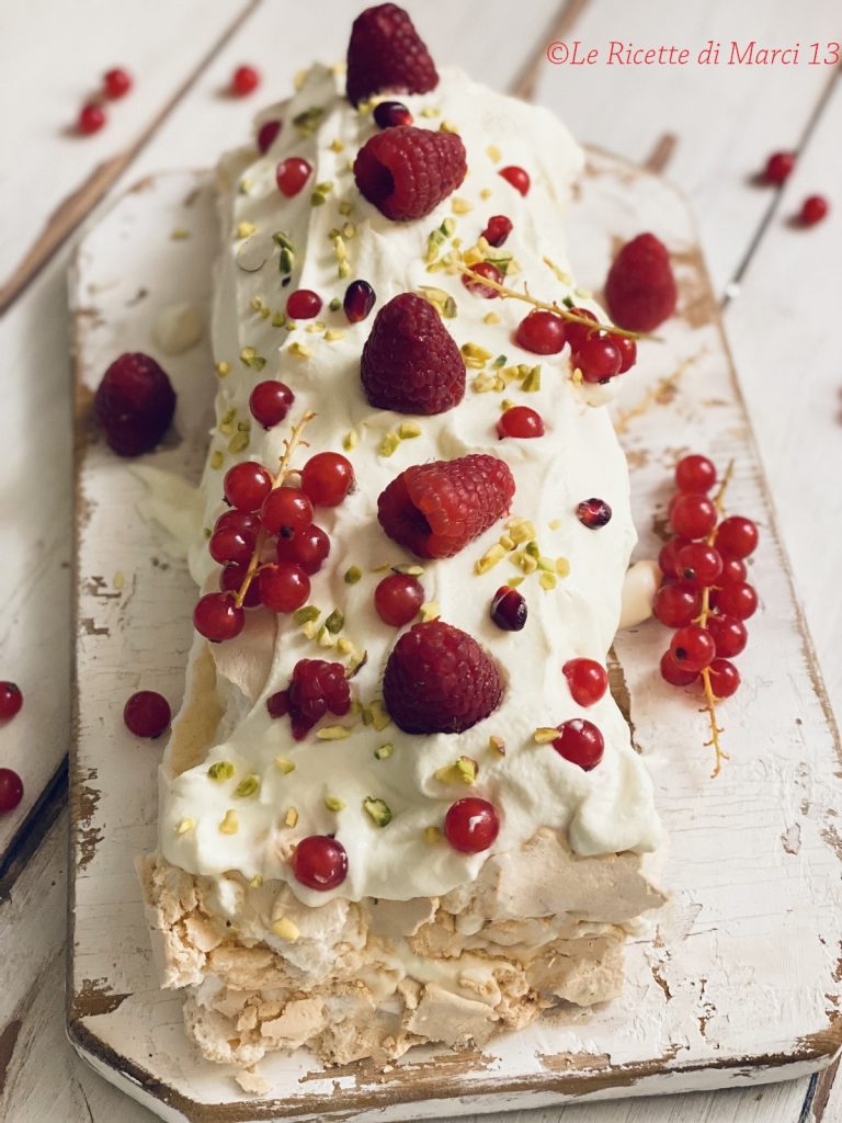 Einfaches Baiser-Rolle mit Sahne und Beeren