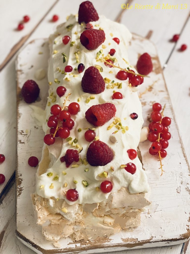 Einfaches Baiser-Rolle mit Sahne und Beeren