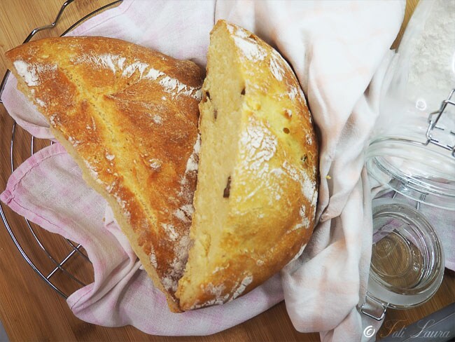 Einfaches Brot auf dem Backstein: Knusprige Kruste und weiches Inneres von Hand gemacht