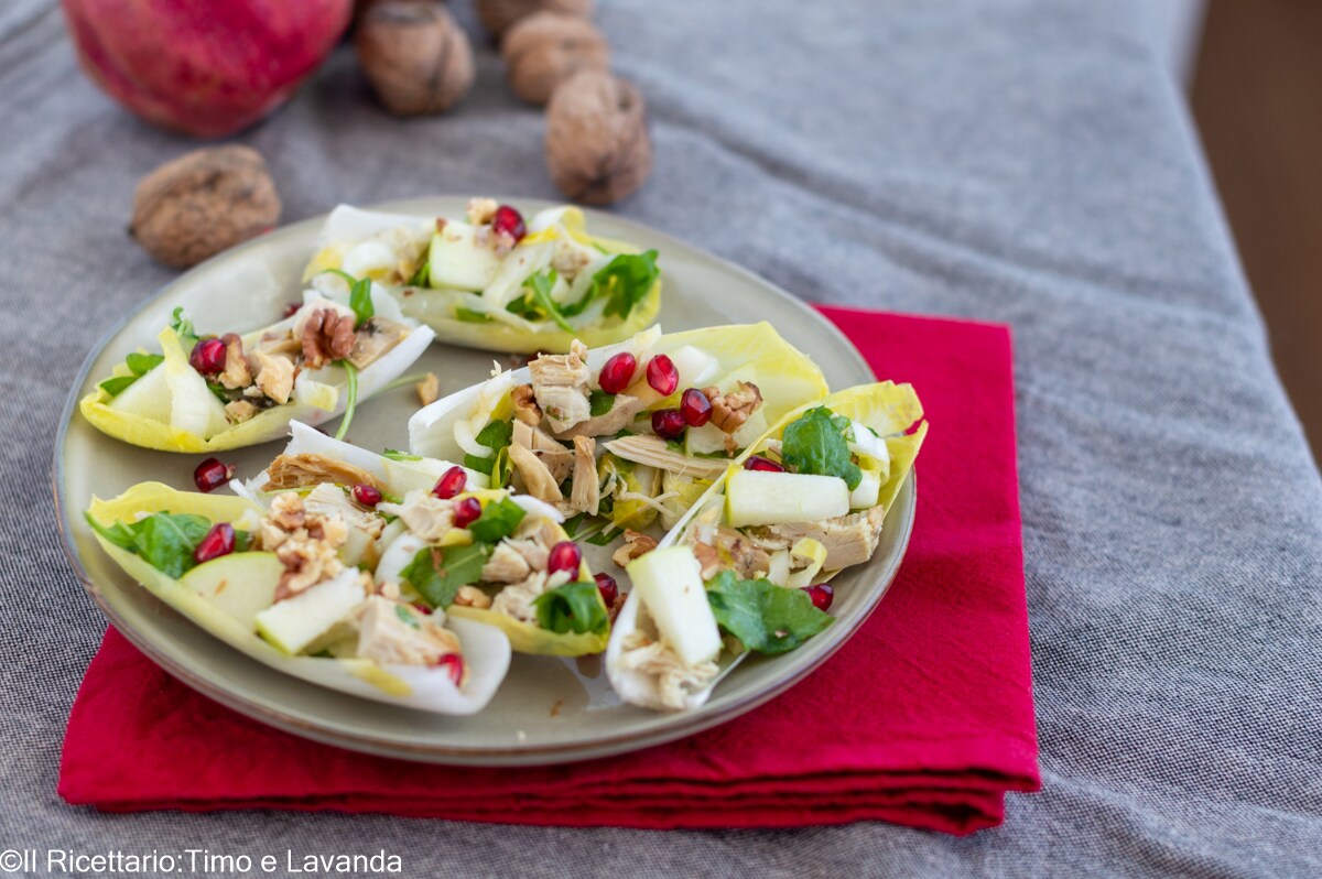 Endivienboote mit Hähnchensalat