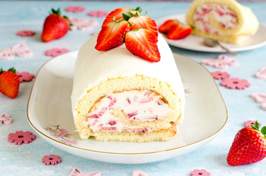 Erdbeerrolle mit Sahne und Mascarpone, ein weiches und köstliches Dessert!