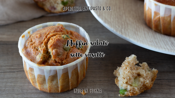Salzige Muffins mit sieben Bechern mit Speck, Erbsen und Frühlingszwiebeln