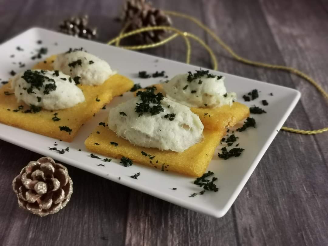 GERÜHRTES STOCKFISCH AUF POLENTA-CROSTINI