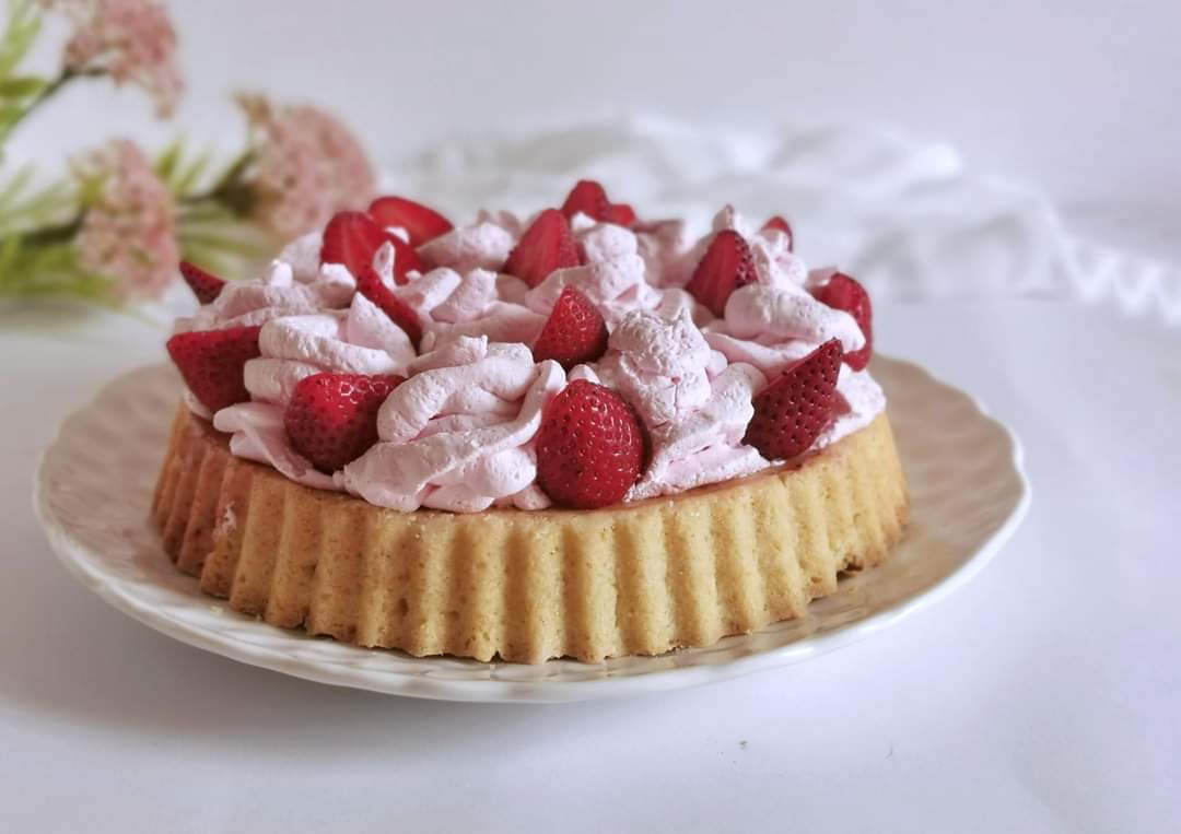 WEICHER ROSAFARBENER CREME-KUCHEN MIT ERDBERREN-CURD