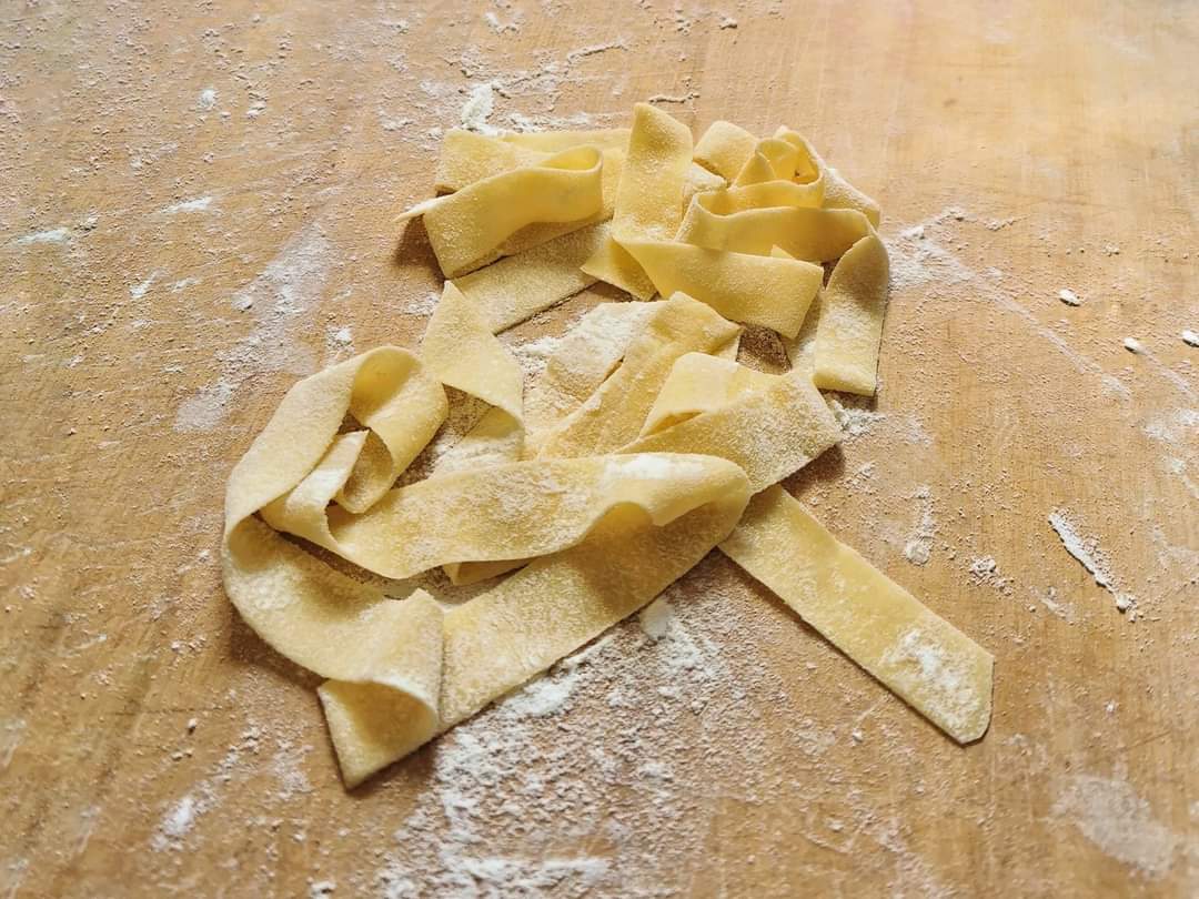 FRISCHE EIERPASTA MIT DER KNETMASCHINE
