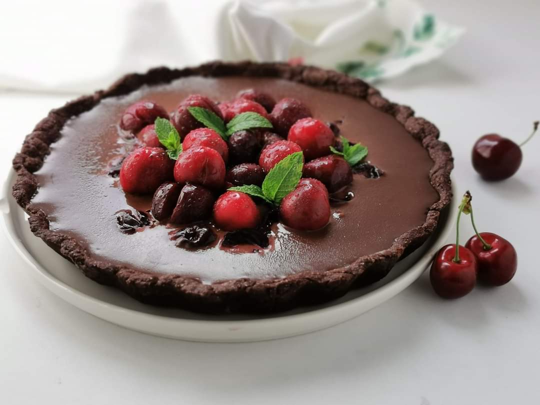 KAKAO-TORTE MIT SCHOKOLADE UND KIRSCHE