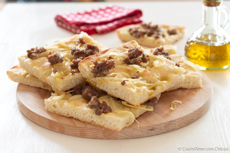 FLADENBROT MIT ZWIEBEL UND WURST
