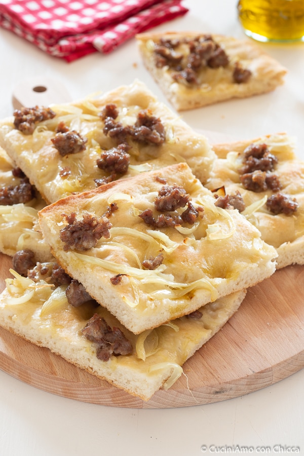 FLADENBROT MIT ZWIEBEL UND WURST
