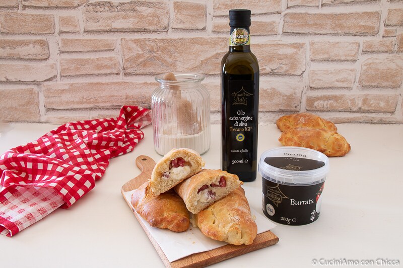 GEBAKENE PANZEROTTI MIT BURRATA UND SALAMI
