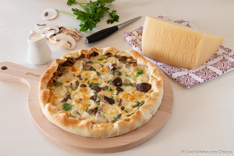 RUSTIKALER KUCHEN MIT PILZEN UND ASIAGO