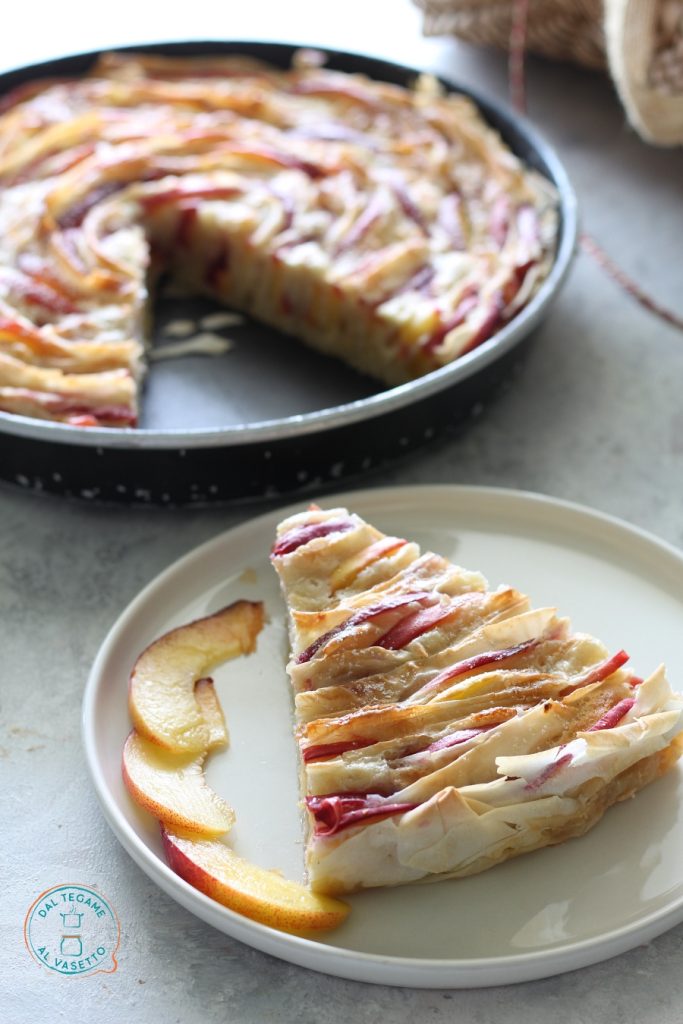 Stück Kuchen mit Filo-Teig, Sahne und in der Mikrowelle gekochten Pfirsichscheiben