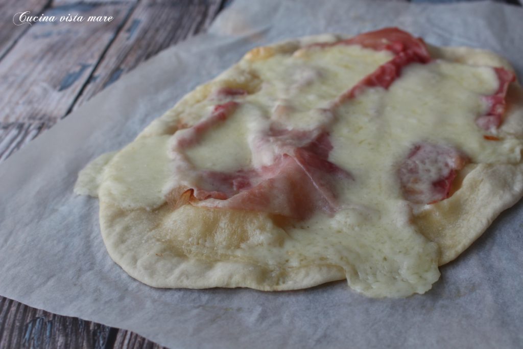 Fladenbrot mit Kochschinken und Asiago Küche mit Meeresblick