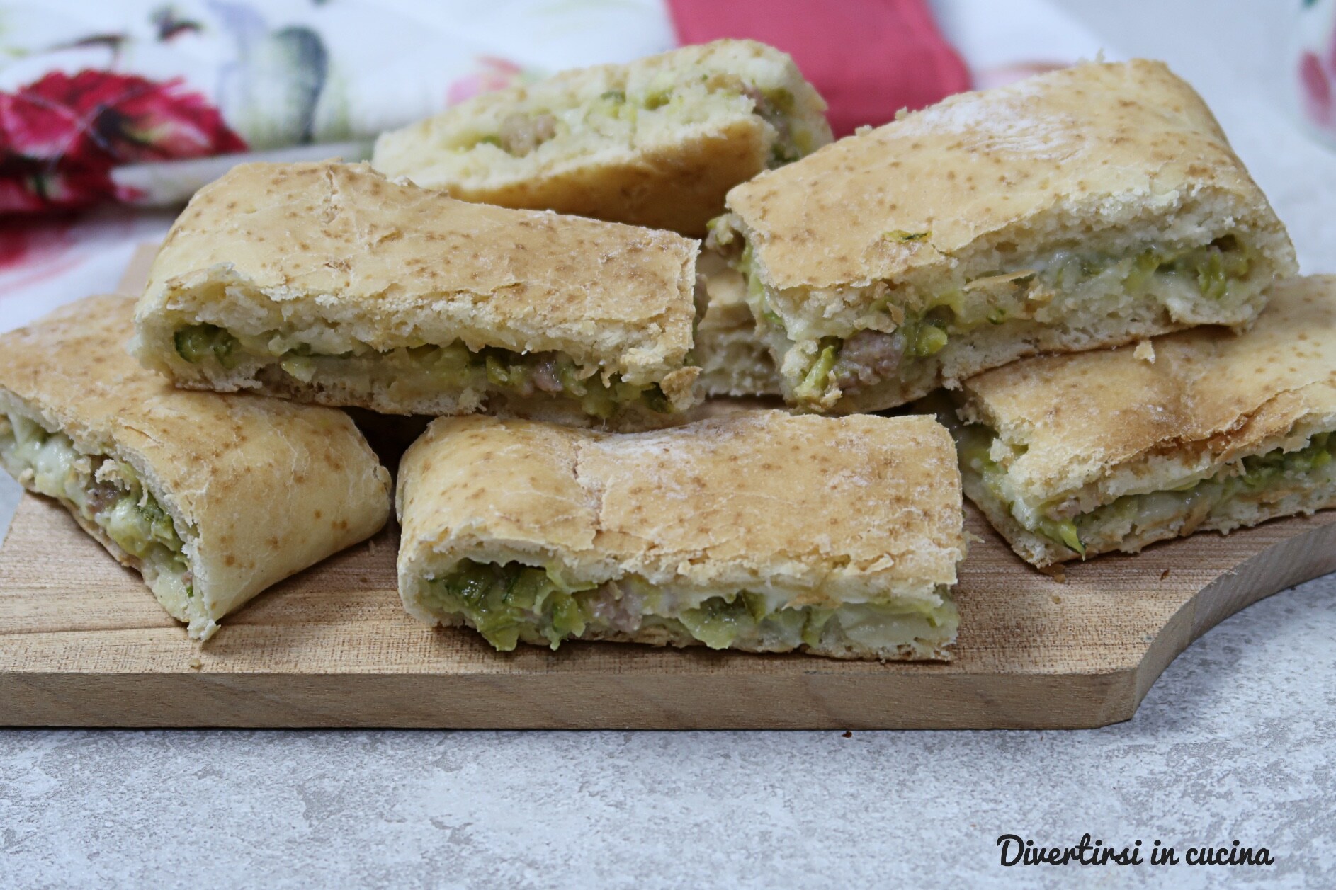 Fladenbrot mit Zucchini und Wurst ohne Hefe