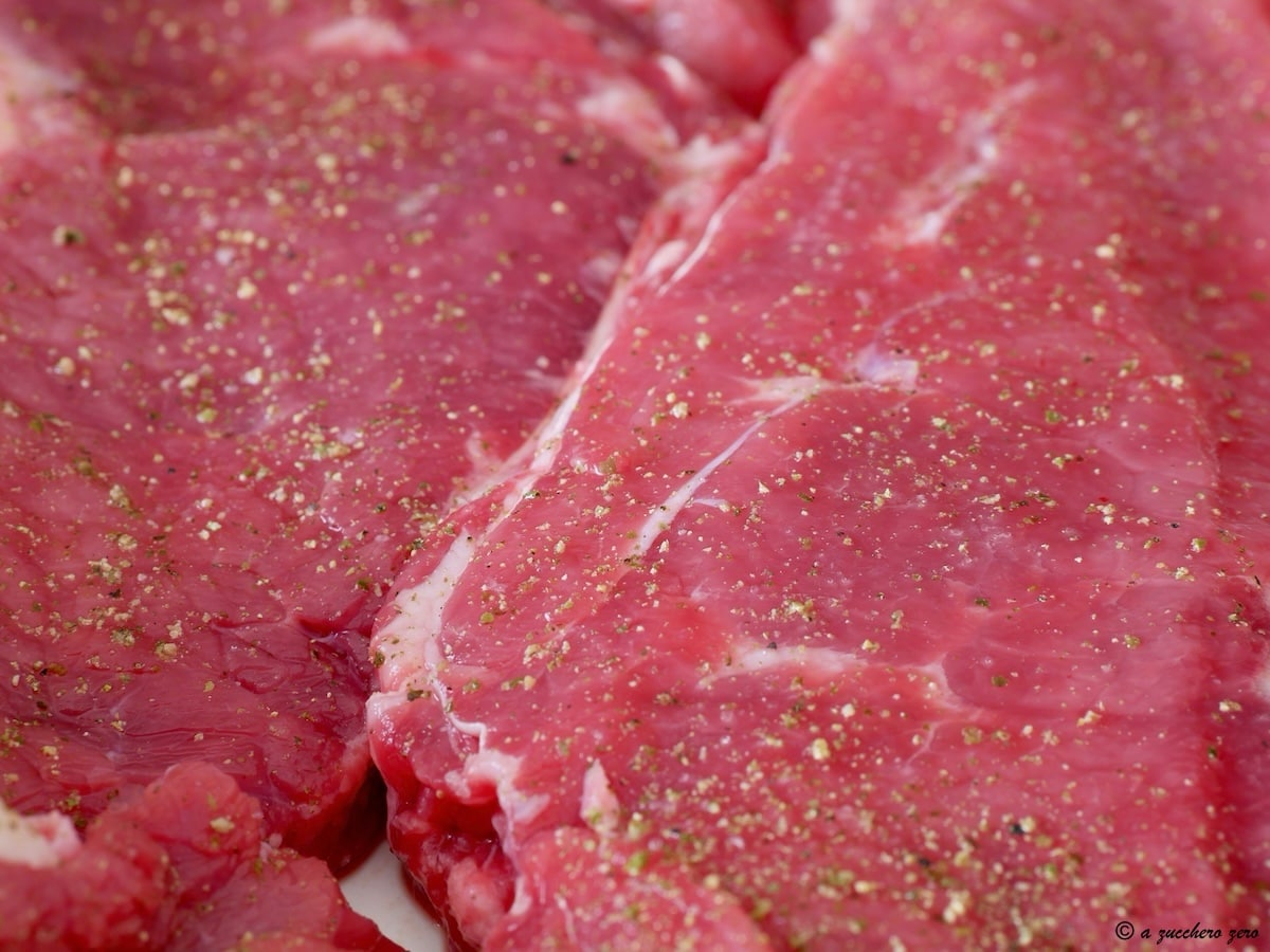 Fleisch vor dem Kochen würzen, ohne zu marinieren