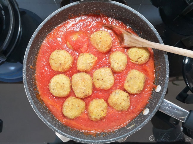 Gekochte Fleischbällchen in der Pfanne mit Sauce
