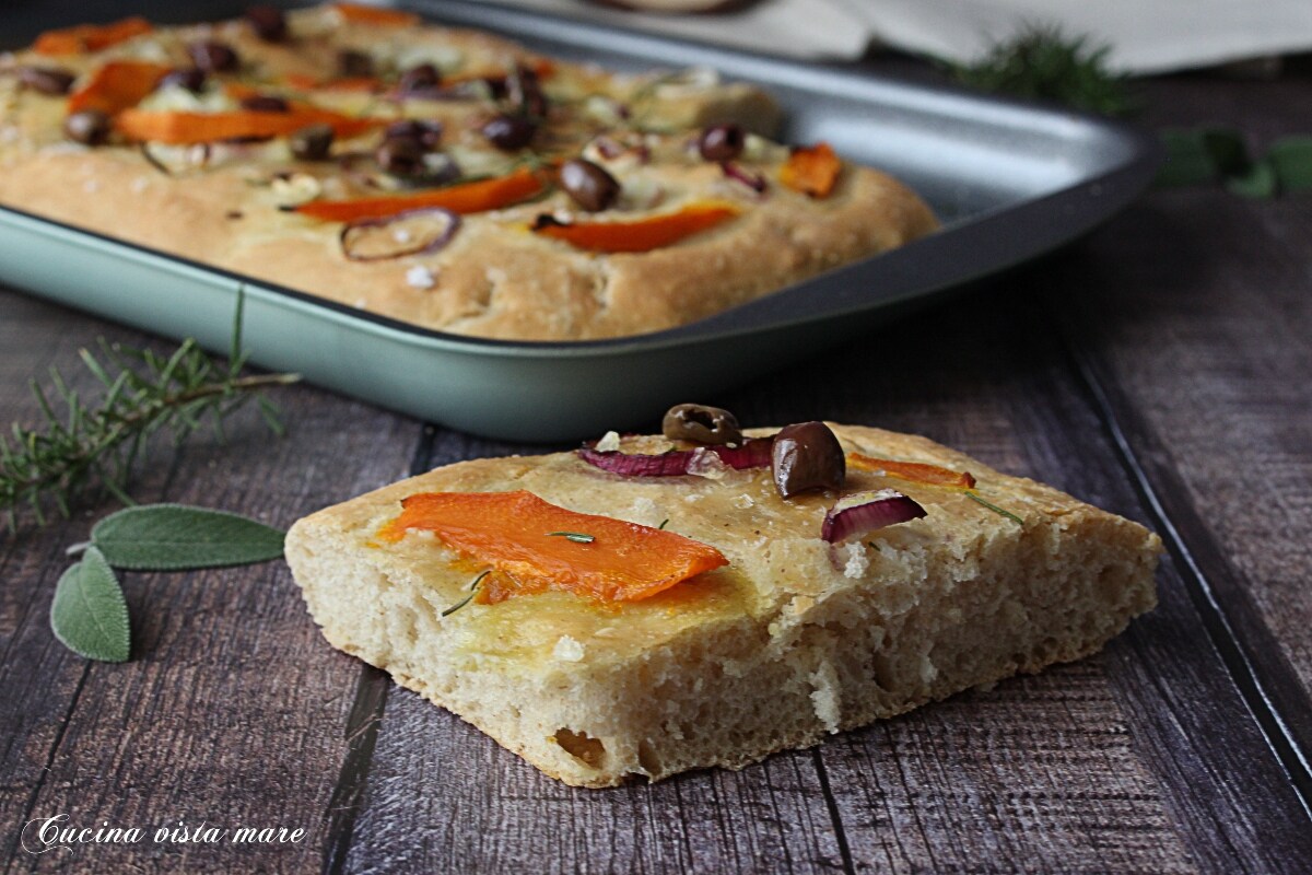 Focaccia mit Kürbis und Zwiebeln