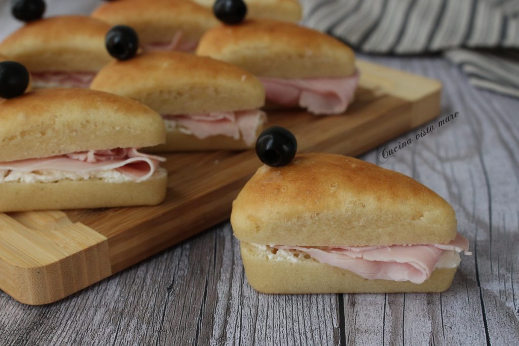 Focaccia-Sandwich in Stücken Küche mit Meerblick