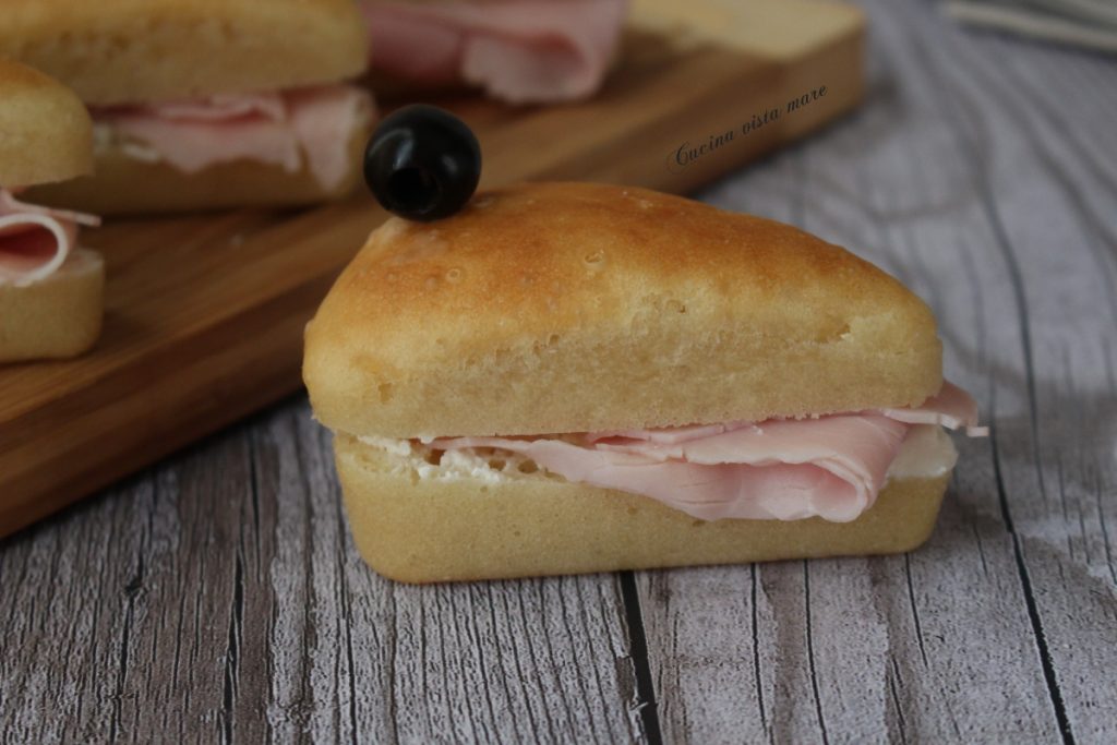 Focaccia-Sandwich in Stücken Küche mit Meerblick