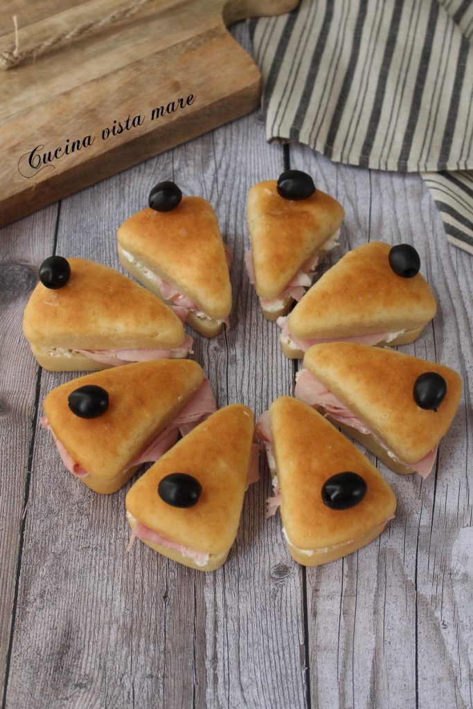 Focaccia-Sandwich in Stücken Küche mit Meerblick