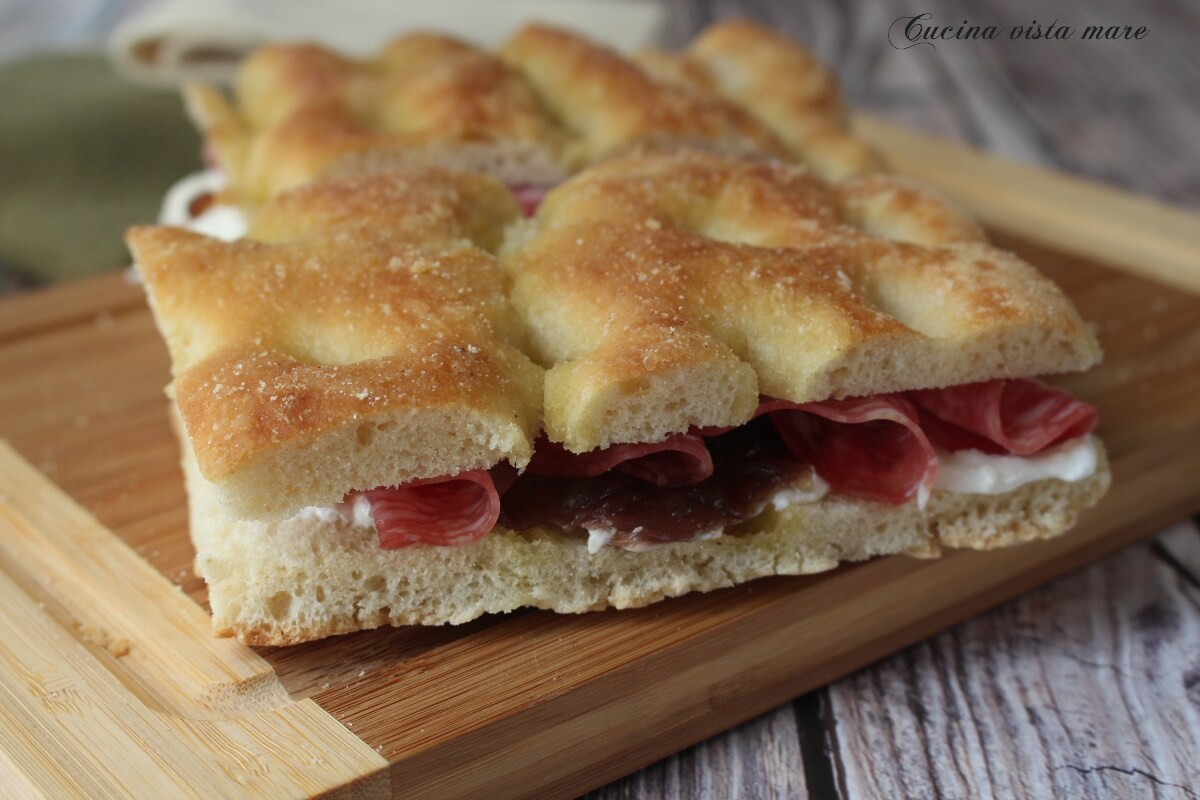 Focaccia mit Salami und karamellisierten Zwiebeln