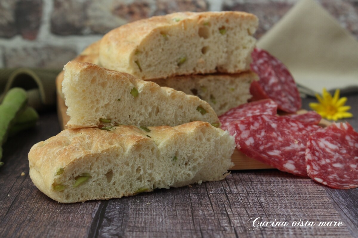 Focaccia mit Saubohnen und Pecorino