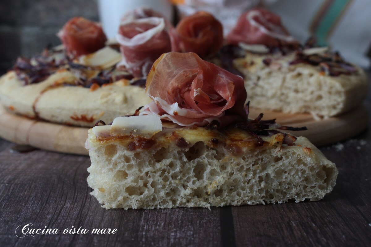 Focaccia mit rohem Schinken und Grana