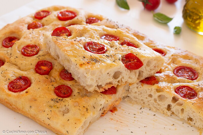 Focaccia ohne Kneten mit Kirschtomaten