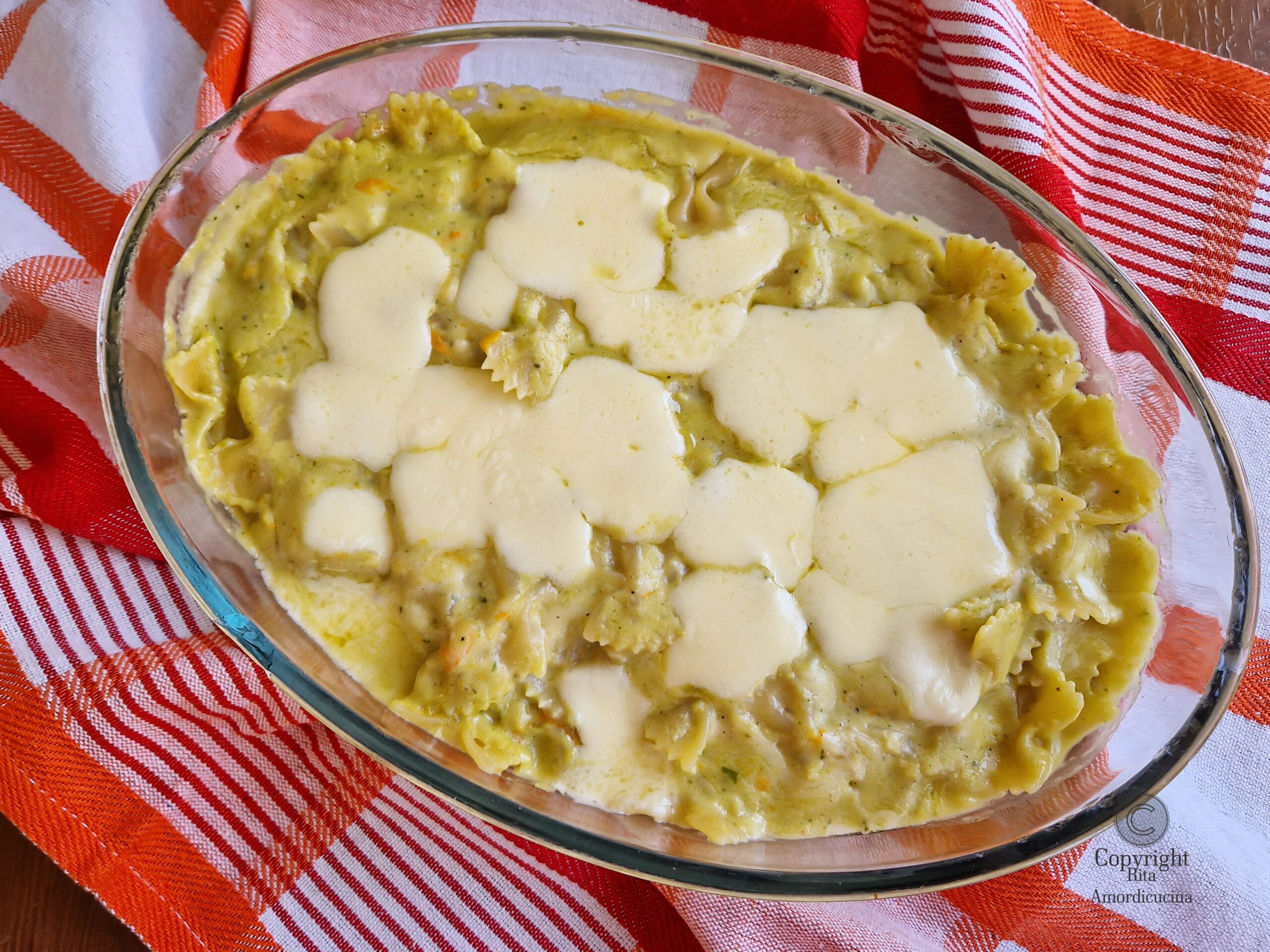 Die gratinierten Farfalle mit Zucchiniblüten