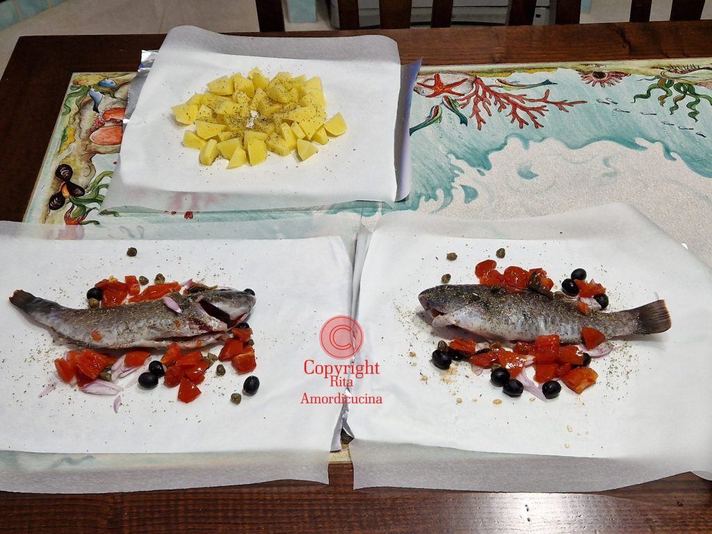 Wie man Fisch auf mediterrane Art in Alufolie gart