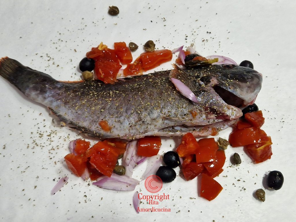 Wie man Fisch auf mediterrane Art in Alufolie gart