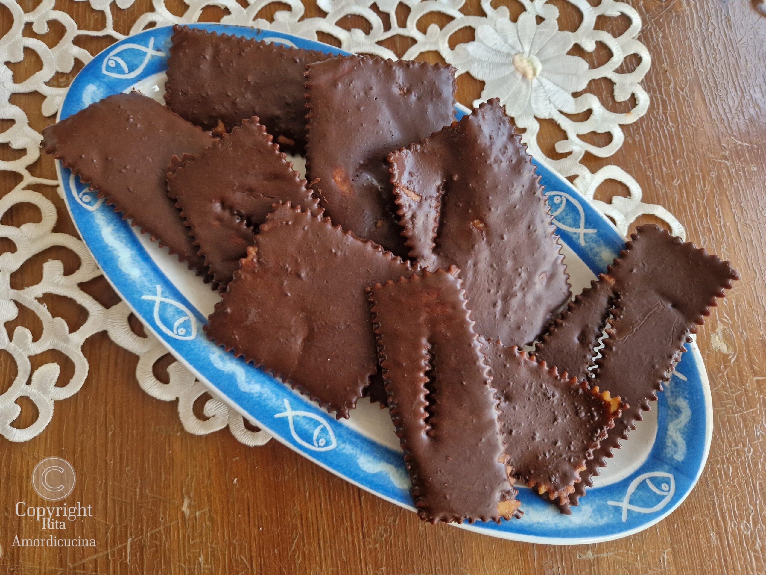 Die mit Schokolade glasierten Chiacchiere