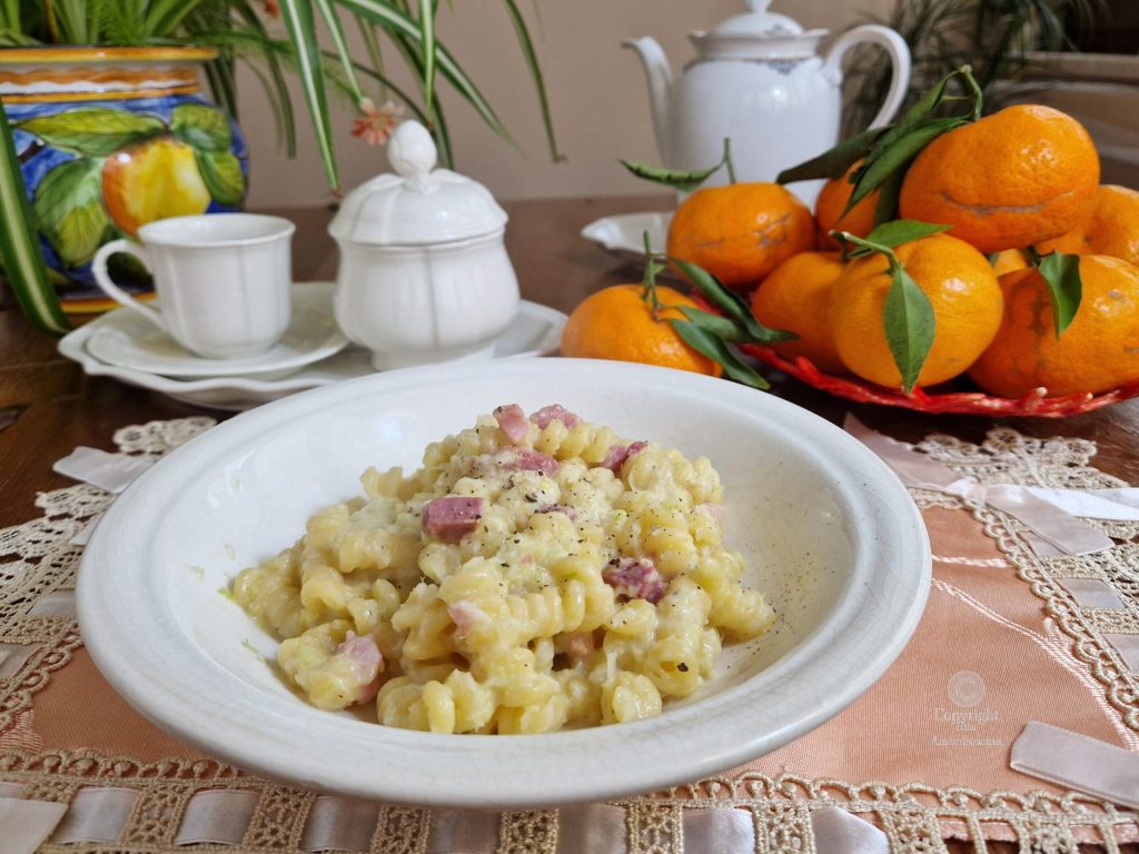 Die Pasta mit Wirsingcreme und Speck