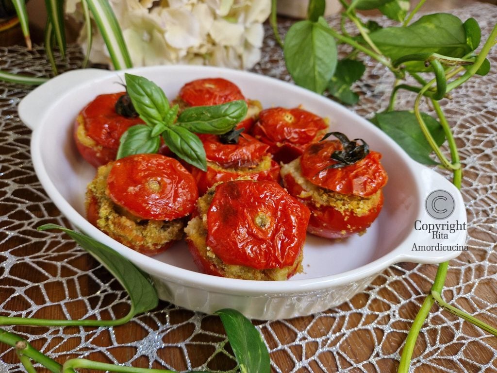 Gefüllte Tomaten mit Reis und Thunfisch