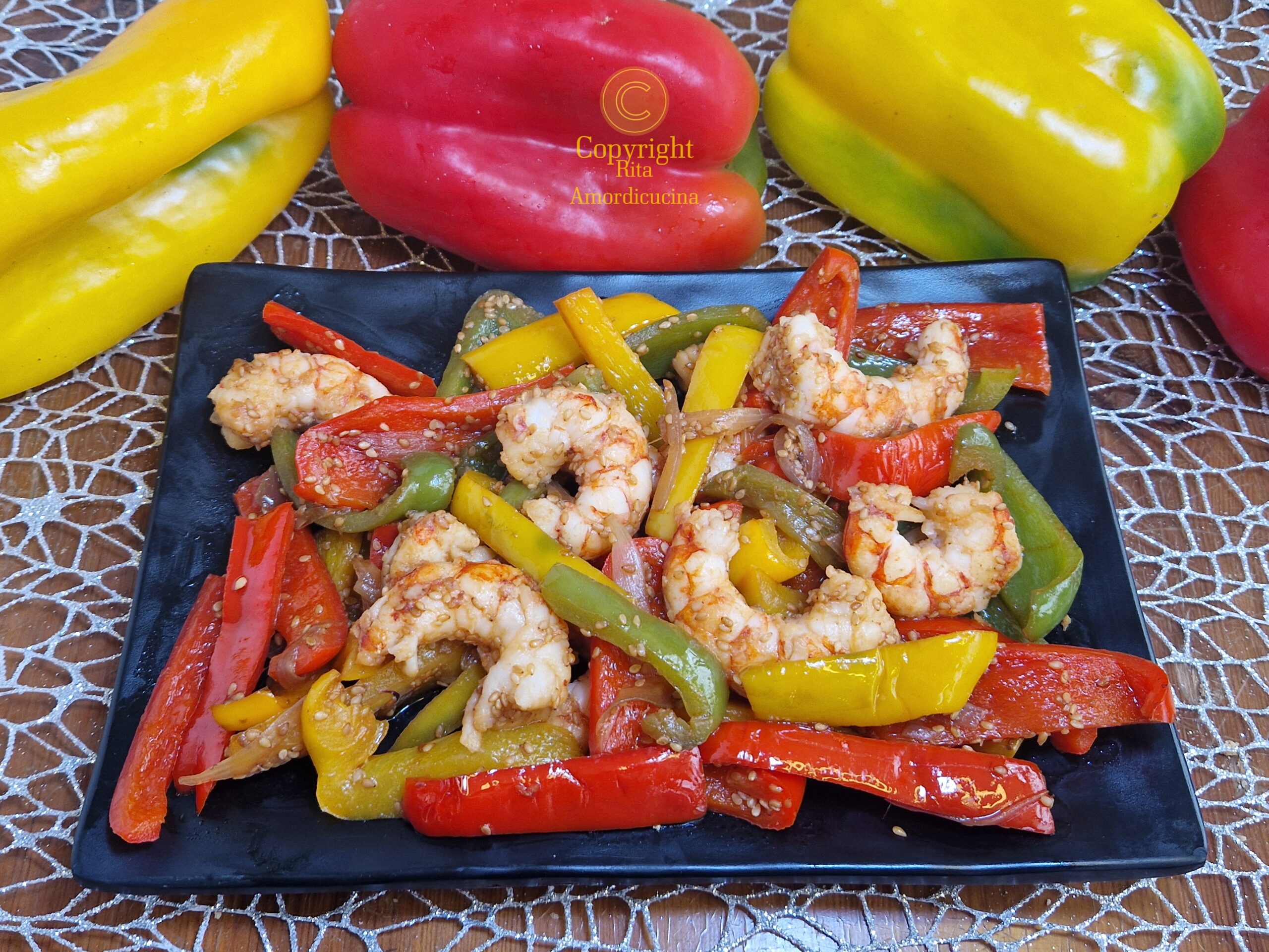 Die gebratenen Riesengarnelen mit Paprika und Sesam