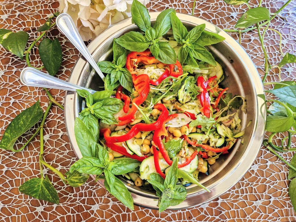 Der Kichererbsensalat mit Nüssen und Gemüse