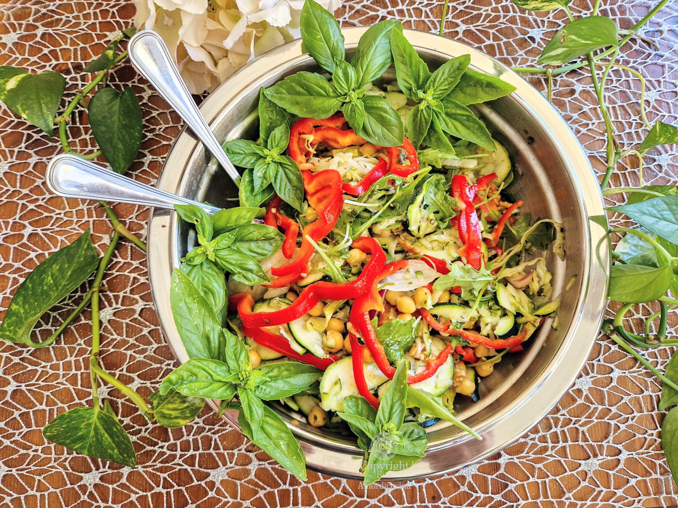 Der Kichererbsensalat mit Nüssen und Gemüse