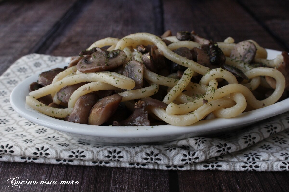Frische Pici mit Pilzen
