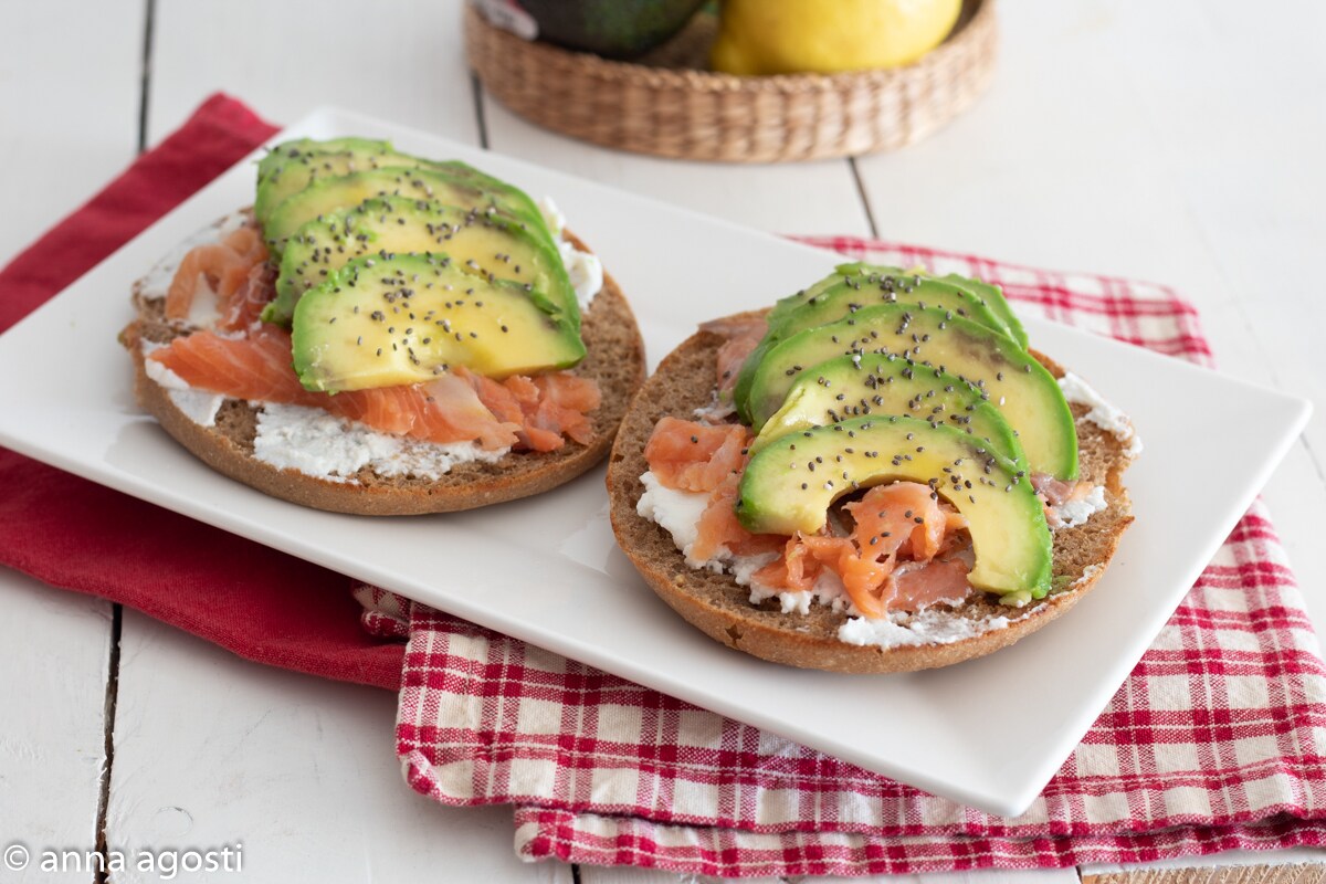 Friselle mit Avocado und Lachs